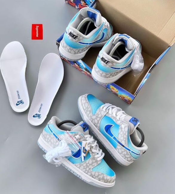 Nike SB Dunk Low "Supreme Stars"